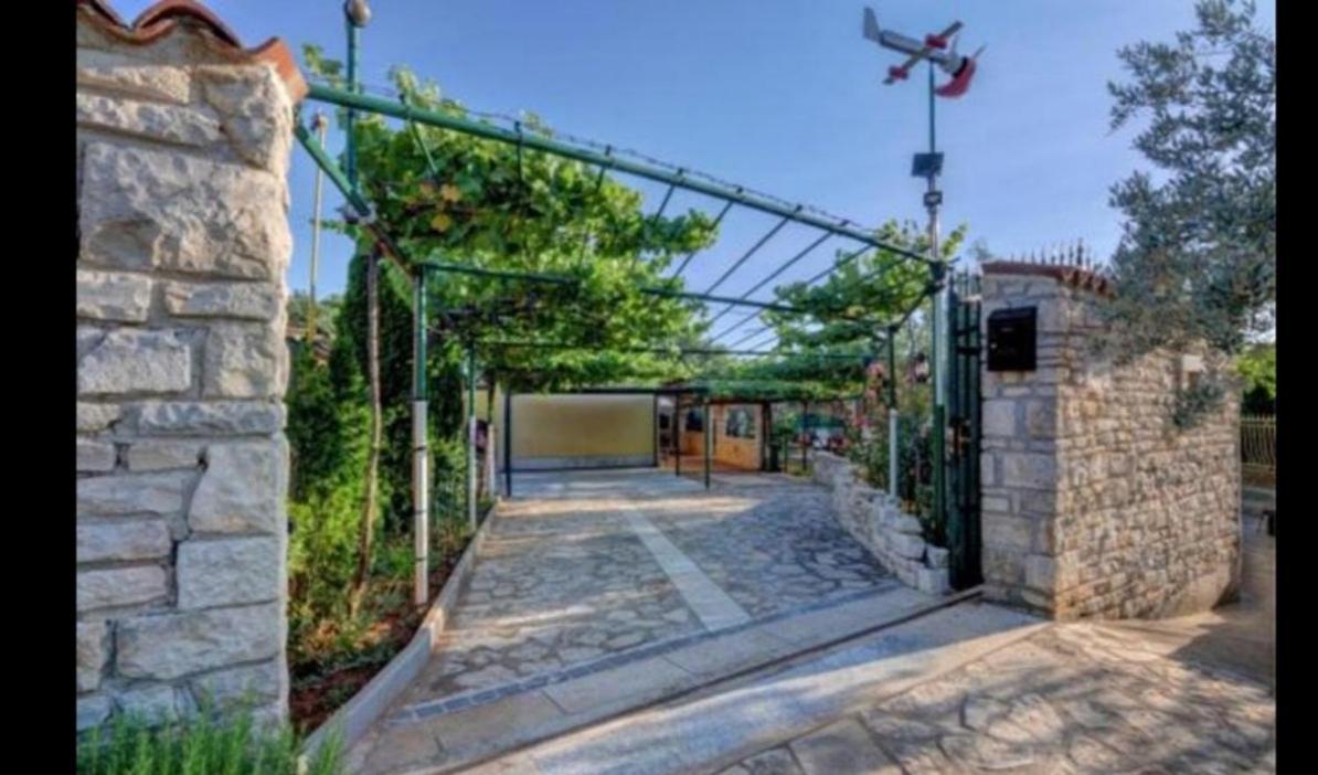 Mandulera Villa Перой Екстериор снимка